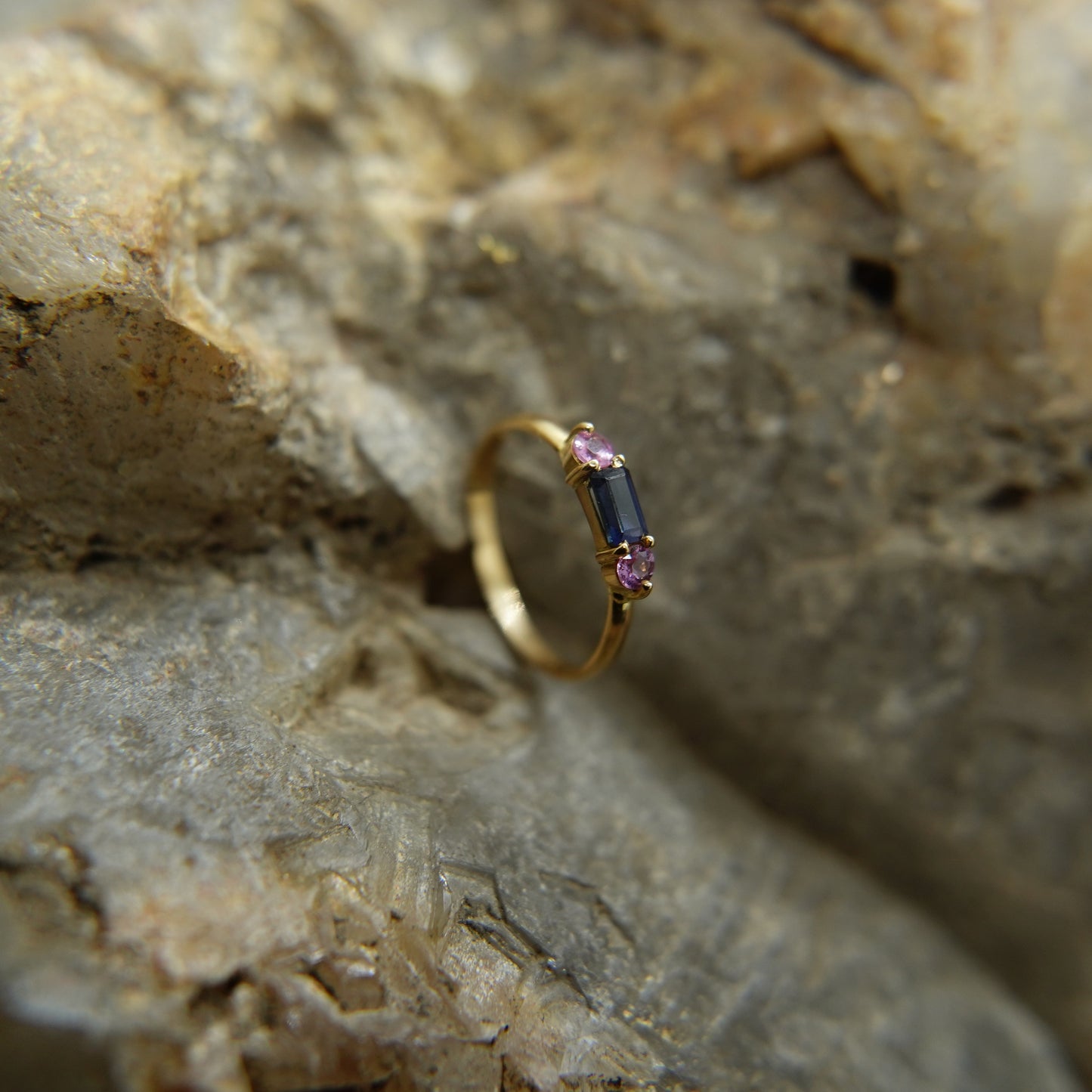 L’éclat royal du saphir bleu, enlacé par la tendresse du rose. Eclat d'or