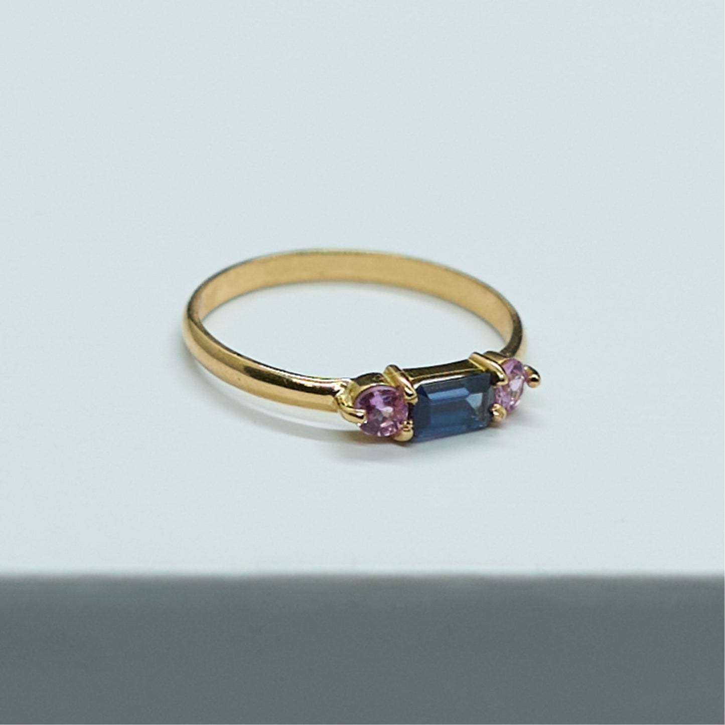 L’éclat royal du saphir bleu, enlacé par la tendresse du rose. Eclat d'or