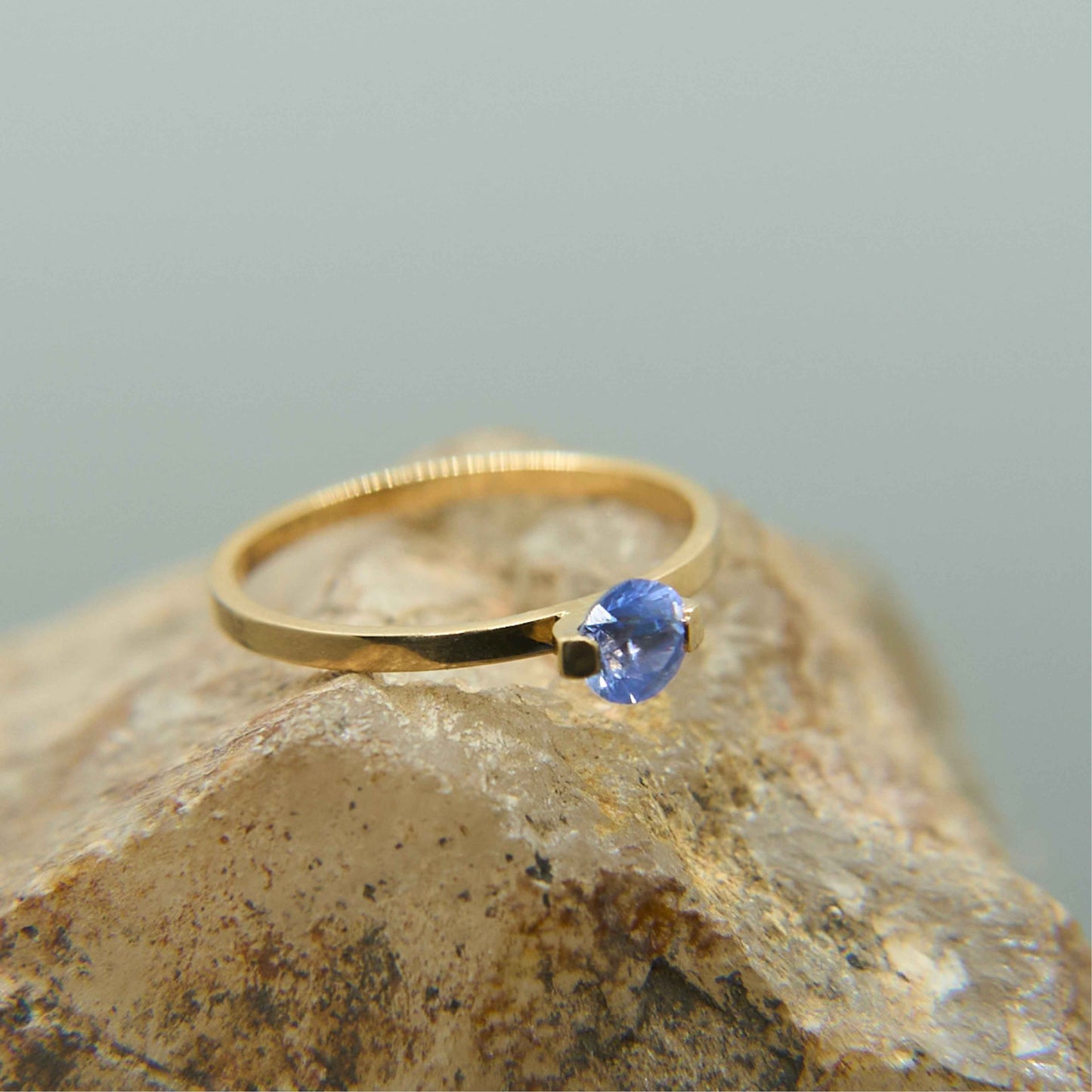 Bague en or 18K avec son saphir bleu ronde