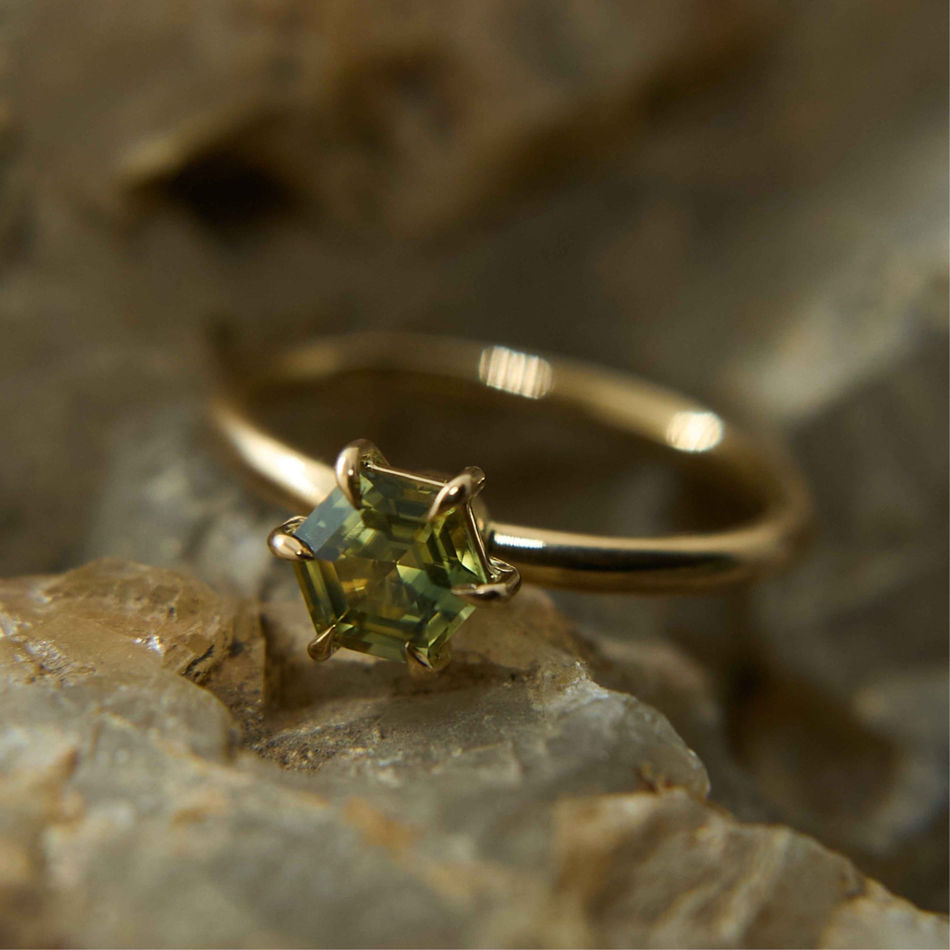 Bague en or 18K avec pierre hexagone