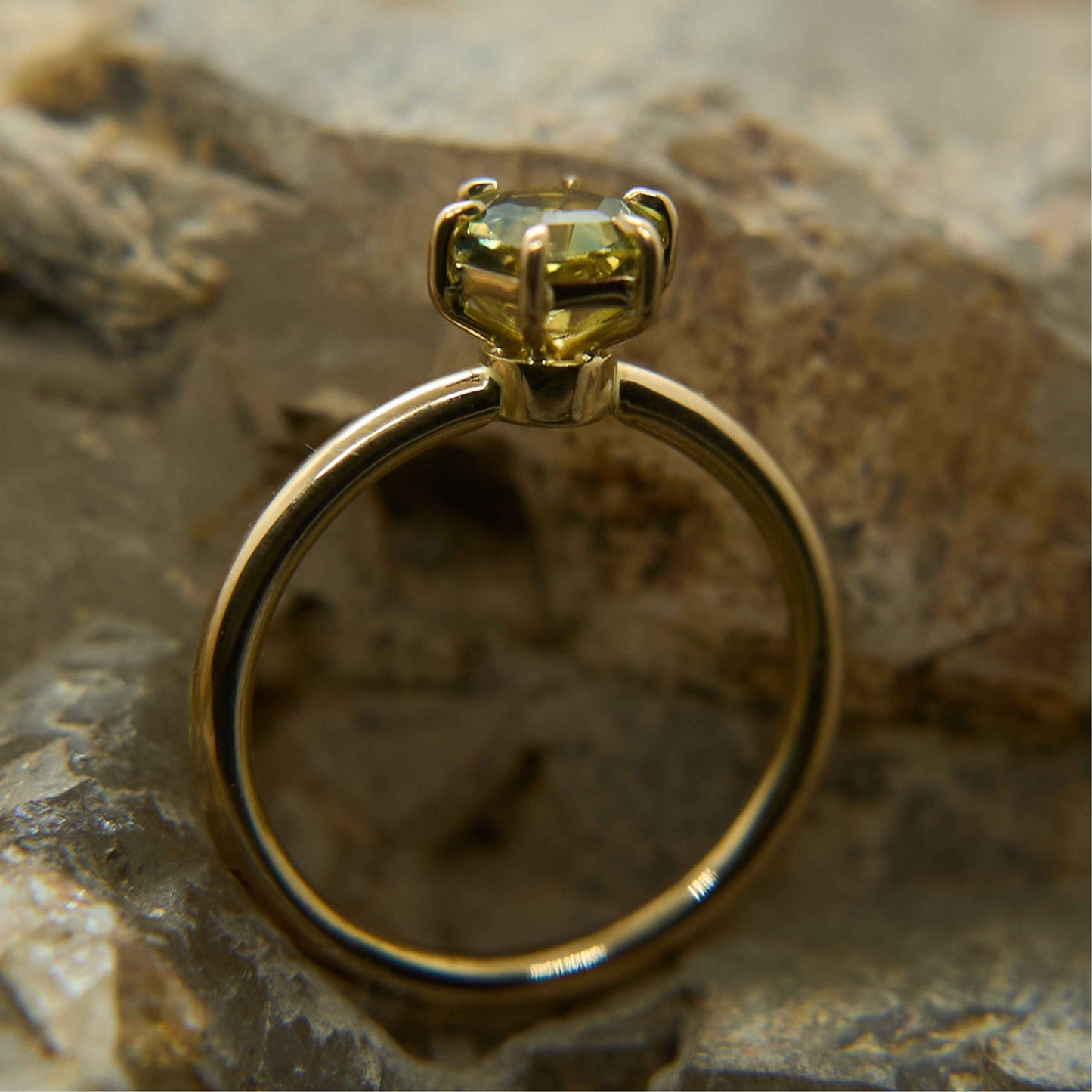 Bague en or 18K avec pierre hexagone