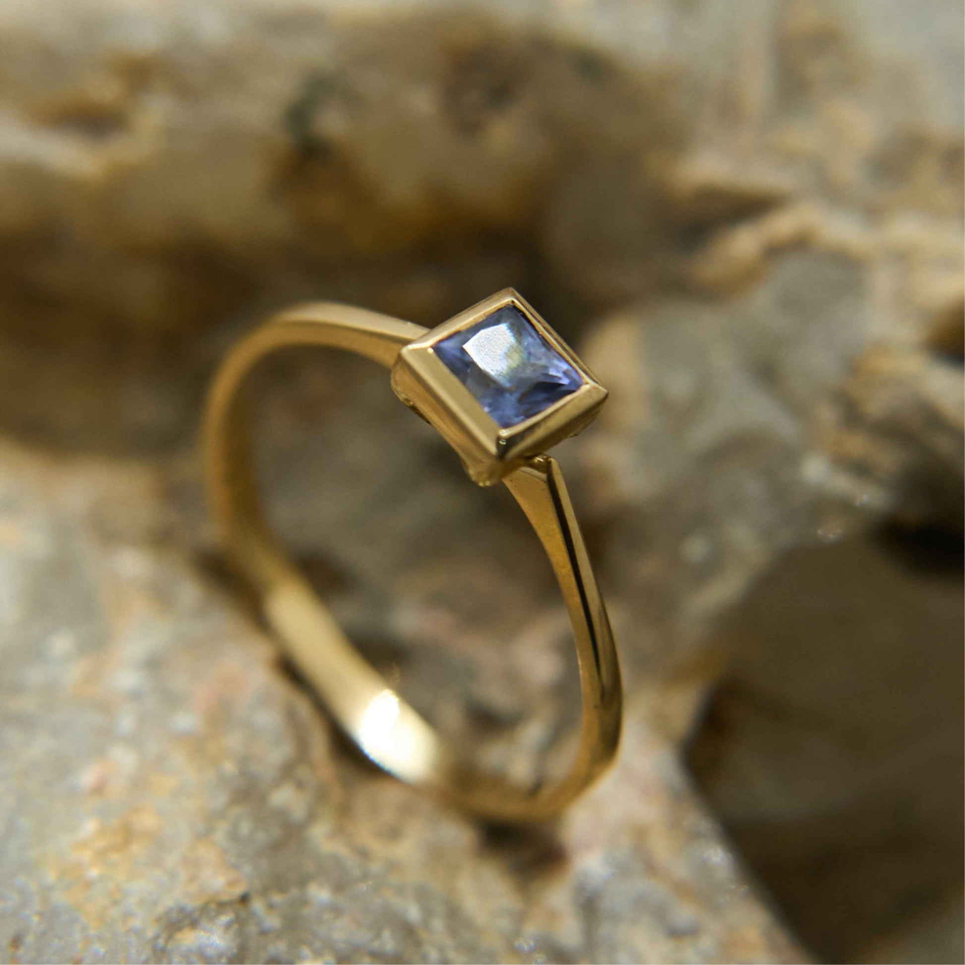 Bague en or 18K avec son saphir carré